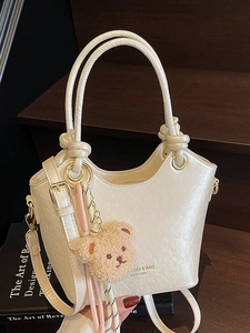 Sac seau minimaliste blanc crème avec poignée nouée et breloque ours en peluche
