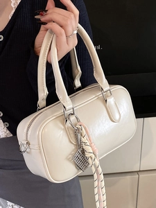 Sac bowling crème minimaliste avec breloque boulier en métal et fermeture éclair argent