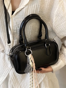 Sac bowling noir brillant minimaliste avec breloque vintage et bandoulière réglable