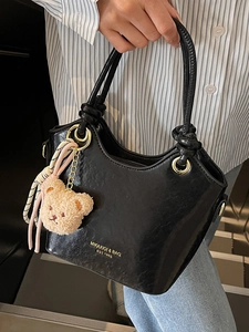 Sac seau chic en cuir PU noir avec quincaillerie dorée et breloque ours en peluche
