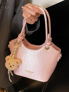 Sac seau rose métallisé avec breloque ours et poignée nouée pour femme élégante