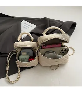 Capacité interne de sacs matelassés beiges montrant le rangement de cosmétiques