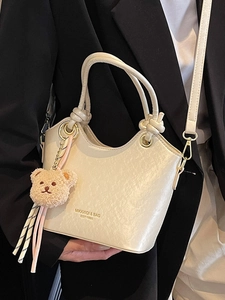 Sac seau blanc cassé minimaliste avec poignée nouée et charm ours en peluche