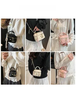 Mini sac boîte matelassé avec bandoulière chaîne en noir, beige et rose
