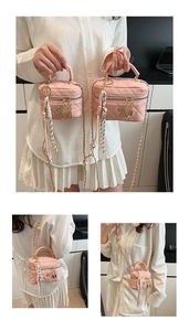 Mini sac boîte matelassé rose avec pendentif fleur dorée et détail de foulard en soie