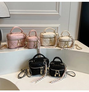 Vue détaillée des mini sacs matelassés avec poignées et foulards en soie décoratifs