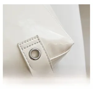 Détail du sac cabas en cuir ciré blanc montrant l'oeillet argenté et les coutures fines