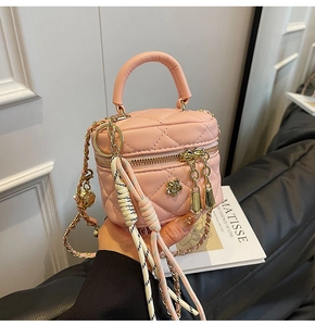 Mini sac boîte rose à matelassage classique, chaîne dorée et détail floral chic