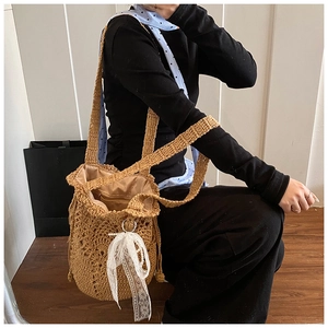 Details der hohl gewebten Beuteltasche mit Spitzenschleife und geräumigem Innenfutter