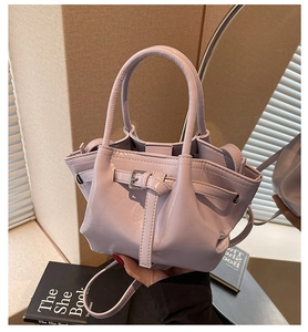 Detail der hellvioletten Beuteltasche aus glänzendem Öl-Wachs-Leder mit Metallschnalle