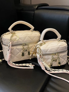 Sac Vanity Élégant Matelassé avec Chaîne pour Femme Sac à Main en Cuir PU Vintage avec Charme de Fleur Sac Bandoulière Carré Boîte
