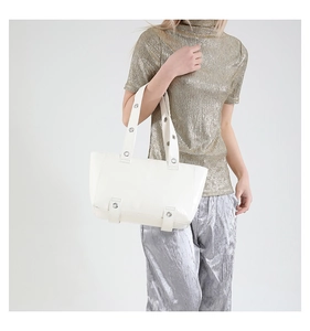 Gros plan du sac cabas blanc en cuir huilé avec détails d'œillets métalliques argentés