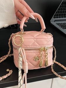 Sac boîte rose matelassé avec bandoulière chaîne dorée et breloques de fleurs