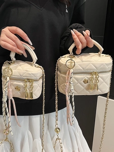 Sac à chaîne matelassé crème avec breloque camélia et bandoulière tissée pour femme