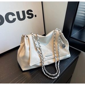 Détail du sac cabas en similicuir blanc froissé avec bandoulière chaîne et boucle métal