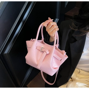 Detailansicht der rosa Wachsleder-Beuteltasche mit Silberschnalle und verstellbarem Riemen