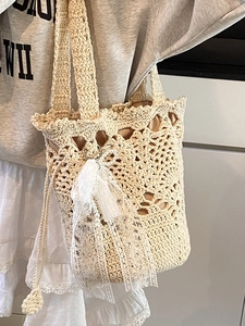 Handgefertigte Häkel-Eimertasche in Creme-Weiß mit Spitzenschleife und Perlenanhänger