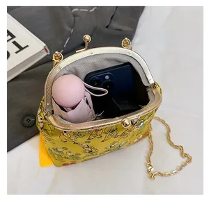 Détail montrant la grande capacité intérieure du sac à main brodé jaune oriental