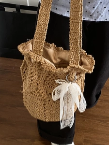 Handgefertigte Häkel-Beuteltasche mit Perlen-Spitzen-Anhänger im Boho-Stil