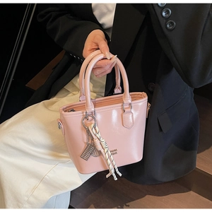 Sac seau rose en cuir ciré avec logo London et breloque en corde tressée