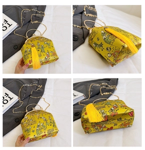 Vues détaillées de la broderie, fermoir en métal doré et pompon du sac en satin jaune