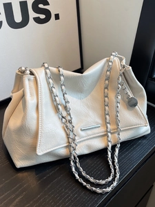 Sac fourre-tout chic en cuir souple plissé beige avec chaîne argentée et fermoir métal