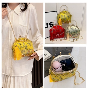 Détail de pochettes en jacquard chinois avec chaîne en métal et élégant gland décoratif