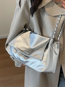 Grand sac cabas en cuir souple argenté avec bandoulière chaîne au style décontracté