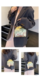 Détail du sac satiné à fermoir rétro avec broderie, poignée métal et pompon