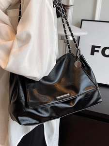 Grand sac cabas noir pour femme en similicuir souple avec chaîne argentée et garniture