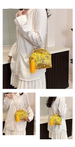 Détail du sac en soie jaune avec broderie traditionnelle, chaîne dorée et long gland
