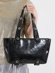 Sac fourre-tout tendance en cuir verni noir avec de grands oillets métalliques argentés