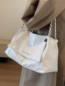 Grand sac cabas blanc en similicuir froissé avec bandoulière à chaîne argentée chic