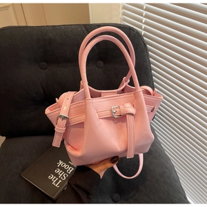 Details der hellrosa Handtasche aus Wachsleder mit Metallschnalle und schmalem Gurt