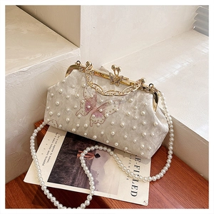 Detail der Vintage-Samt-Abendtasche mit Schmetterlingsstickerei und Perlenbesatz