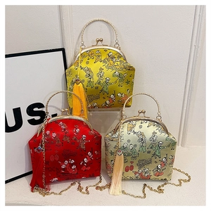 Détail de sacs à fermoir brodés de style chinois avec motif traditionnel Bai Zi Tu
