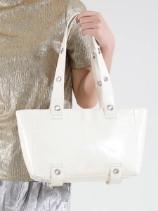 Sac cabas blanc brillant minimaliste avec de grands œillets argentés et logo