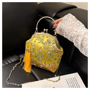 Détail du sac en soie jaune avec broderie chinoise traditionnelle et chaîne dorée