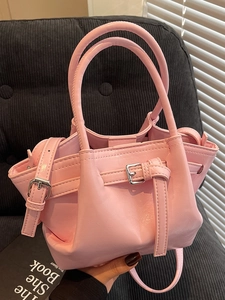 Schicke rosa Beuteltasche aus Leder mit Tragegriffen und verstellbarem Schultergurt