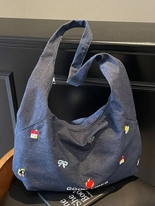 Grande borsa tote in denim blu scuro con ricami colorati e scritta Good Vibes