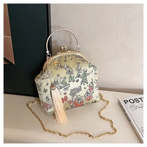 Détail du sac en satin vert avec broderie traditionnelle et fermoir métallique doré