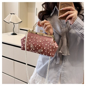 Detailansicht der rosa Samtabendtasche mit Perlen und Vintage-Schmetterlingsverschluss