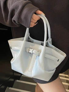Elegante hellblaue Ölwachsleder Beuteltasche mit Glanzeffekt und Metallschnallen-Riemen