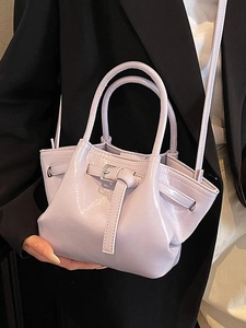 Lavendelfarbene Eimer-Tasche aus Ölwachsleder mit Silberschnalle und Schultergurt