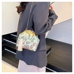 Détails de la broderie chinoise et de la texture en soie sur ce sac à main vintage