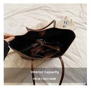 Dettaglio dell'interno capiente della borsa tote marrone con tasca con cerniera