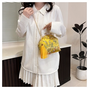 Détail du sac brodé en soie jaune avec peinture traditionnelle et long gland décoratif