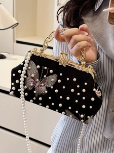 Elegante schwarze Samt-Abendtasche mit lila Schmetterlingsstickerei und Perlenriemen