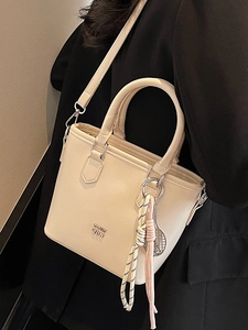 Sac seau chic en cuir ciré crème avec foulard en soie et pendentif raquette de tennis