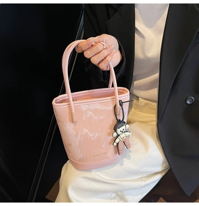 Sac seau rose à texture marbre avec poignée solide et charmant porte-clés poupée